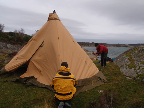 Tipi warming shelter on local island pb130013.jpg